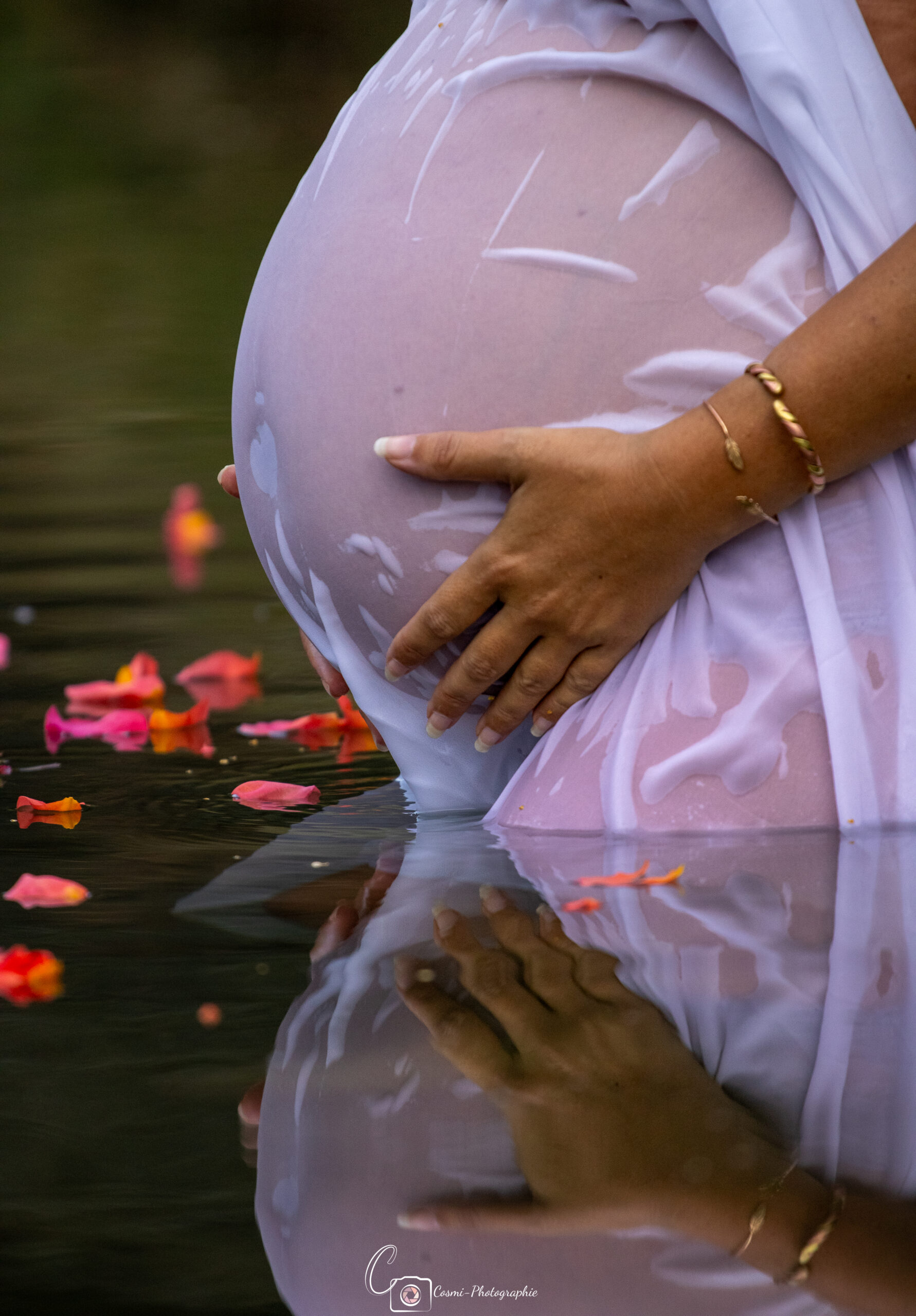 Séance grossesse dans une rivière.